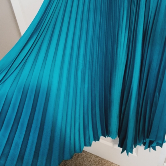 Alice + Olivia Gloria Pleated Maxi Dress in Ocean Blue - Picture 10 of 12